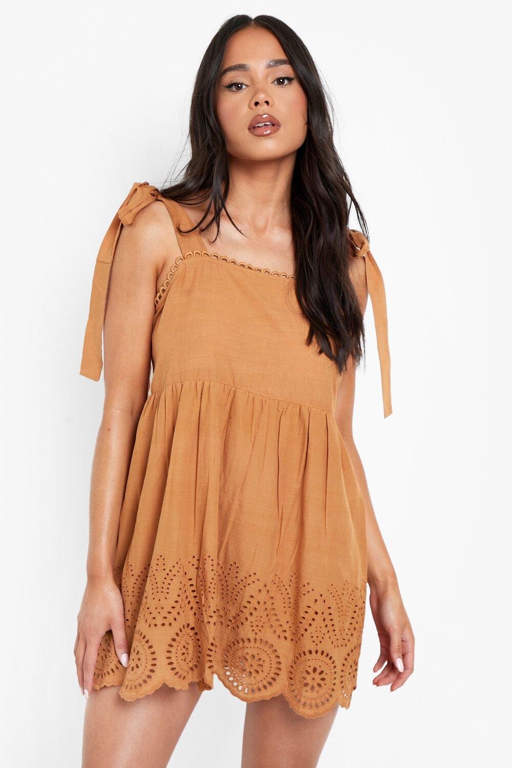

Платье-комбинация с люсками и завязкой на плечах petite Boohoo, загар