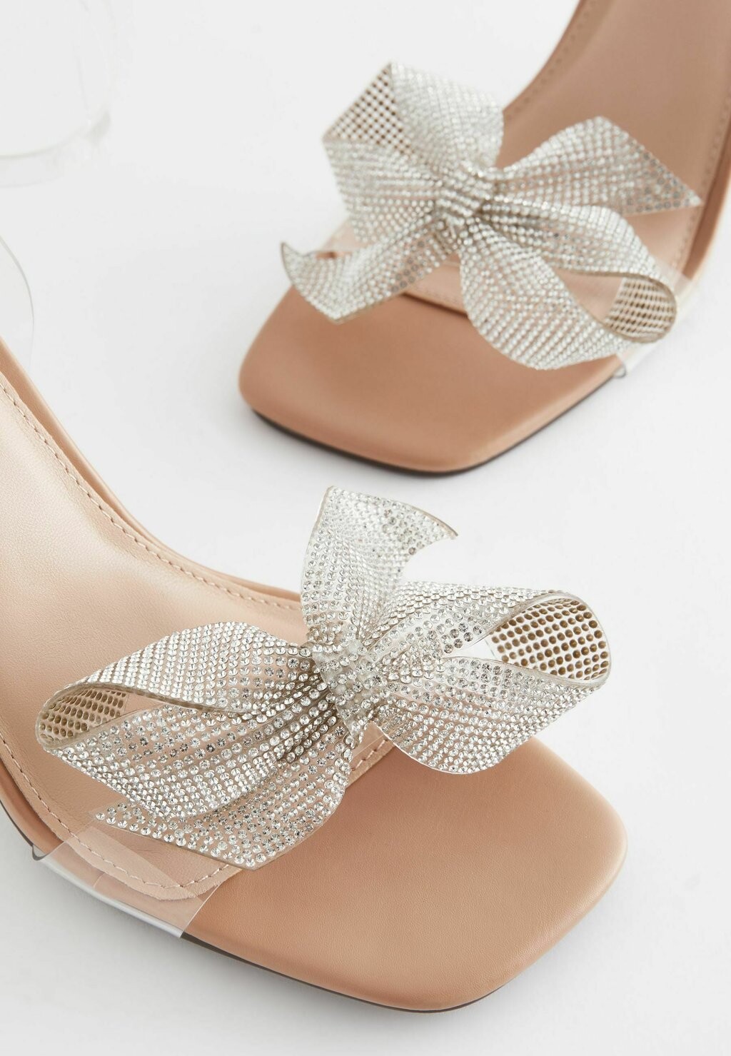 

REGULAR FIT Forever Comfort Vinyl Jewel Bow Next, Сандалии бежевый