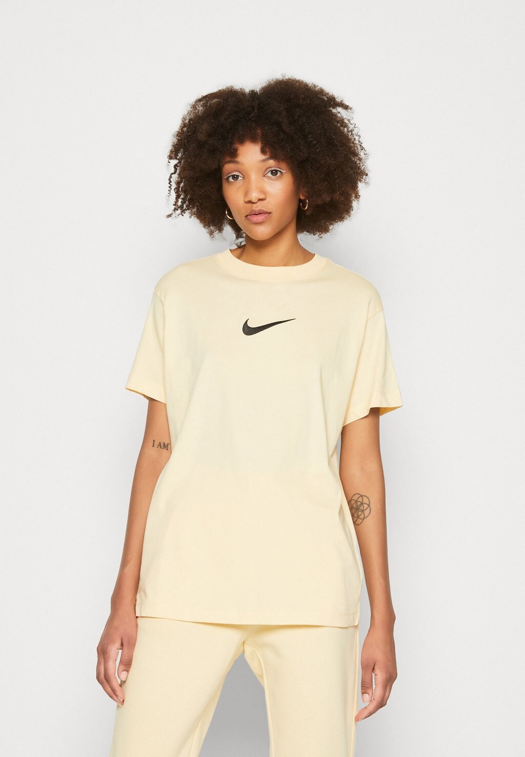 

Базовая футболка Nike