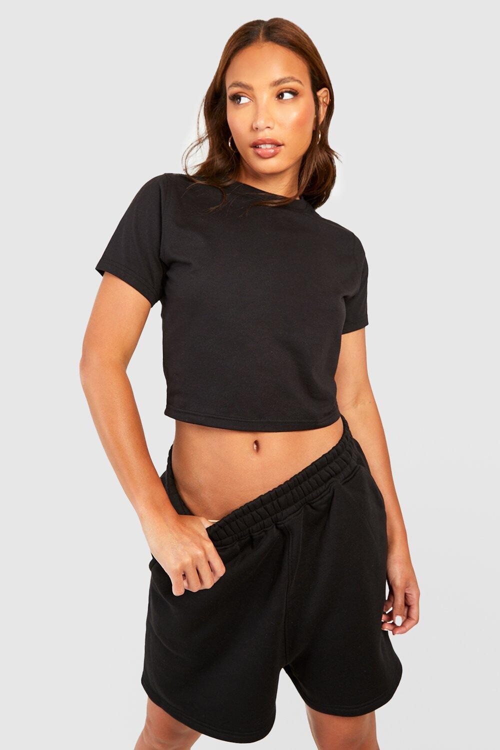 

Высокая детская футболка и короткий комплект Boohoo, черный