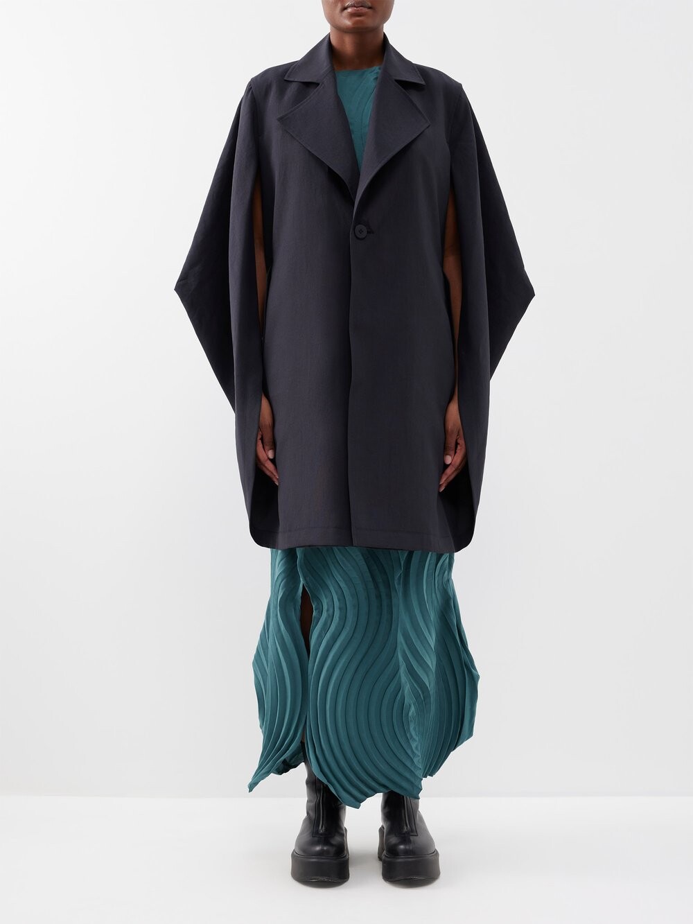 

Пальто-кейп из парусины с открытой спиной Issey Miyake, черный