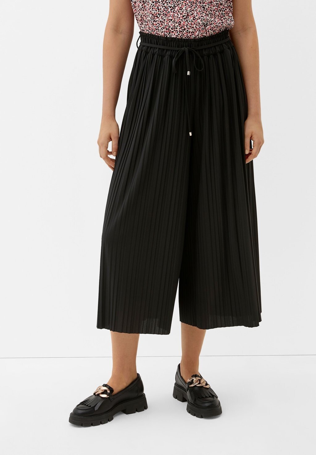 

Шорты CULOTTE MIT PLISSÉEFALTEN s.Oliver BLACK LABEL, цвет schwarz