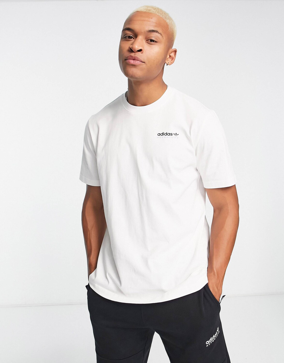 

Белая футболка с логотипом adidas Originals Adventure на тыльной стороне
