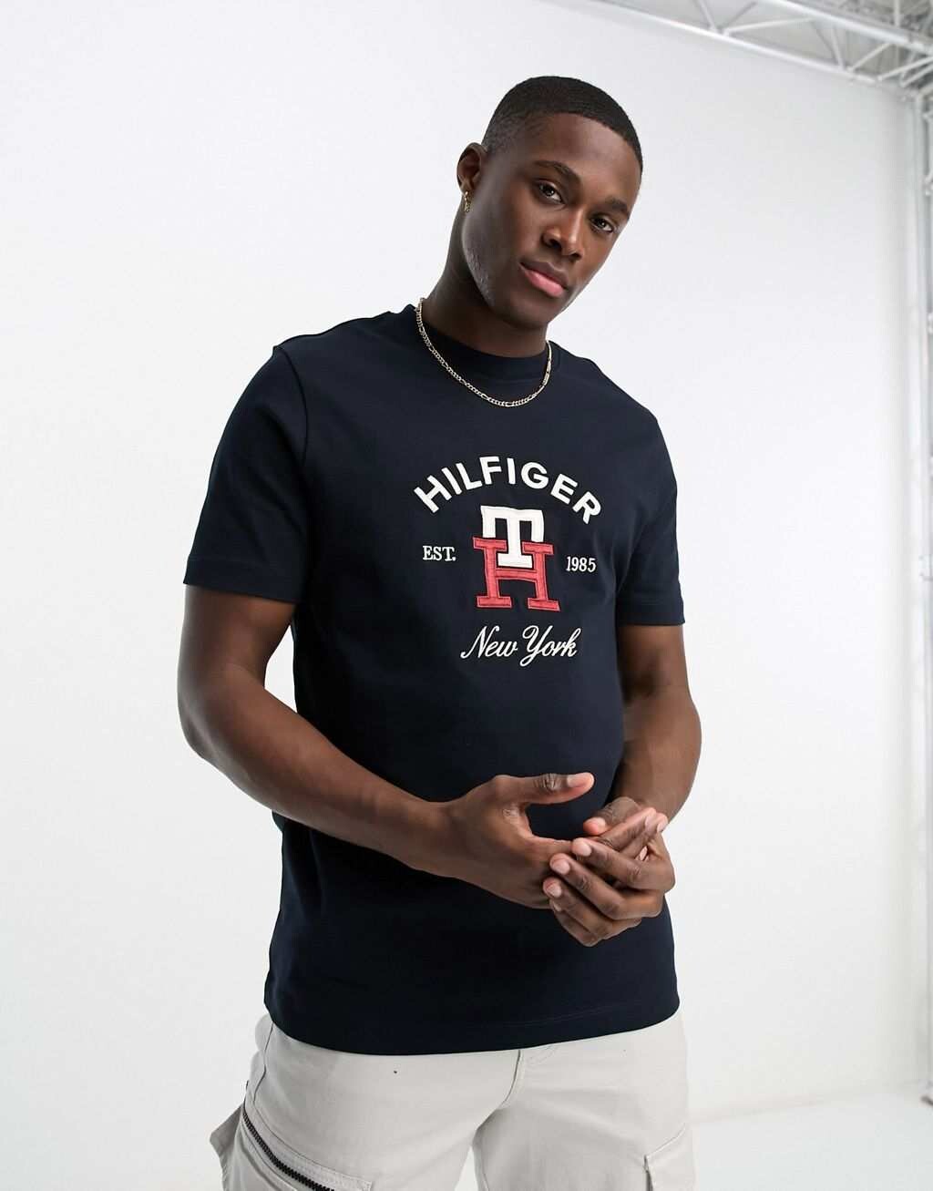 

Темно-синяя футболка с графическим логотипом Tommy Hilfiger, Синий