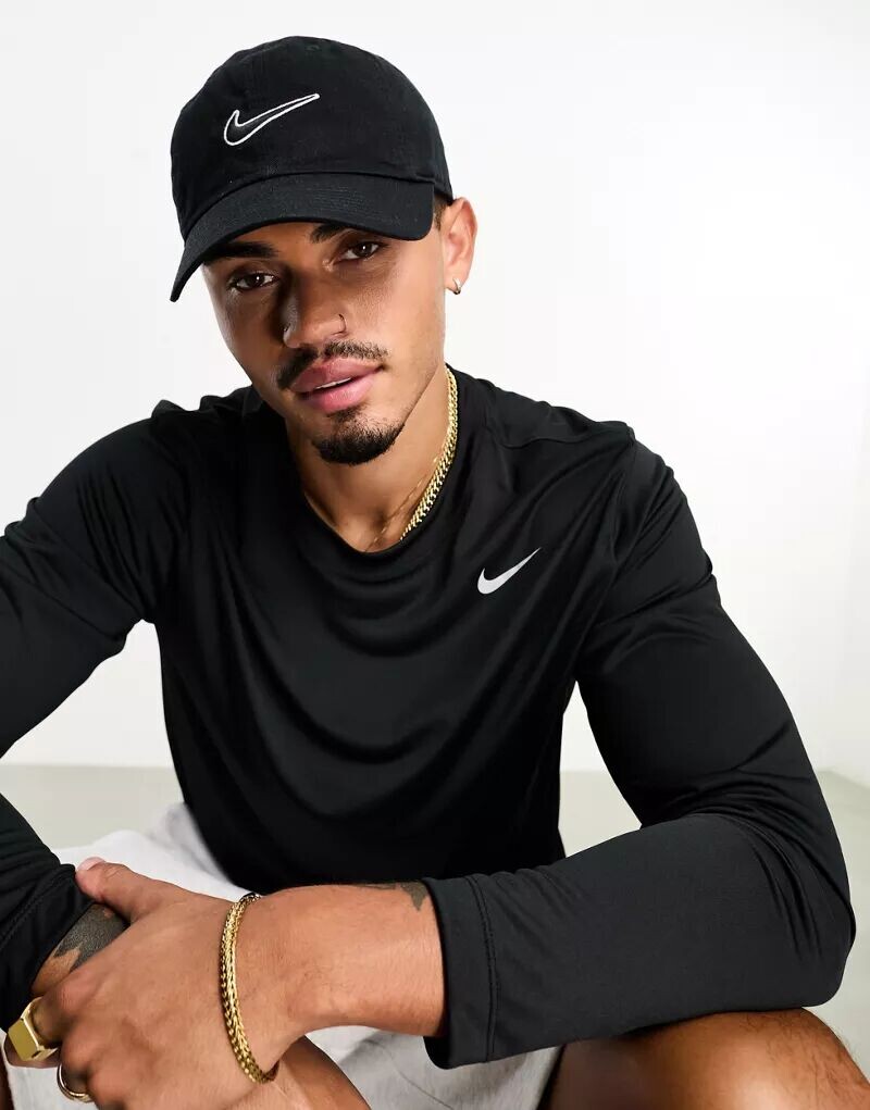 

Черная футболка с длинными рукавами Nike Dri-FIT и логотипом Swoosh на груди