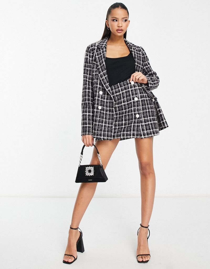 

Miss Selfridge — мини-юбка в металлическую клетку с пуговицами в тон