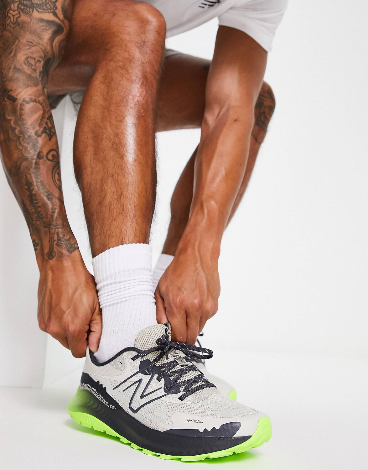 

Бело-желтые кроссовки New Balance Nitrel