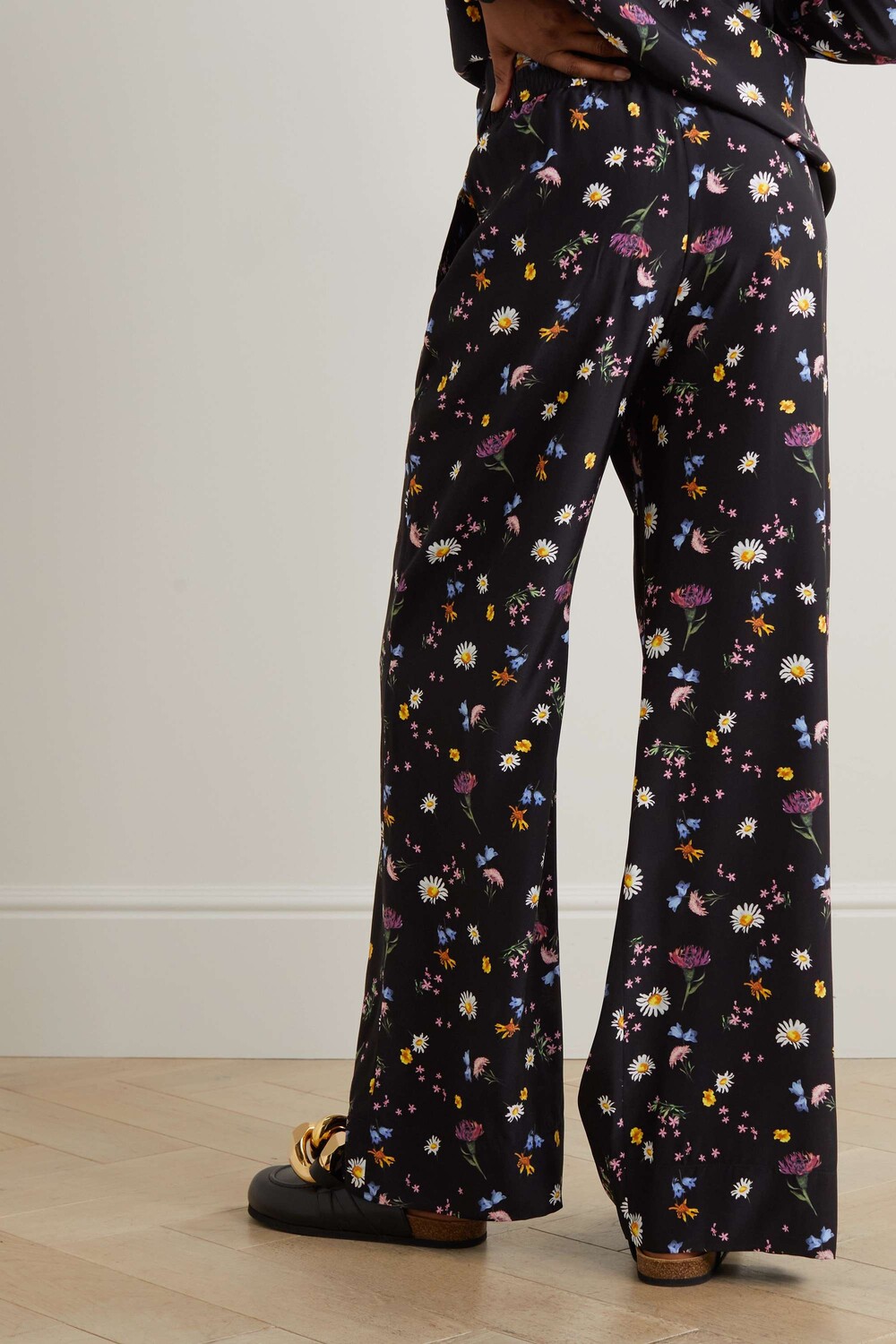 

STELLA MCCARTNEY Широкие шелковые брюки с цветочным принтом, черный