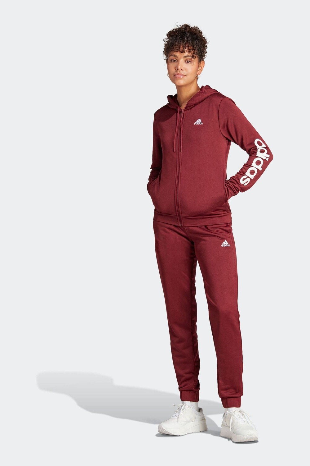 

Спортивный костюм из спортивной коллекции adidas, красный