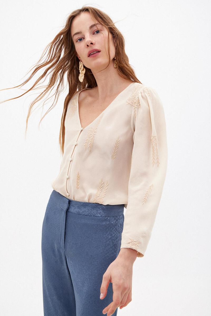 Евгения. Струящаяся блузка с вышивкой Hoss Intropia, белый женская блузка с длинным рукавом v образным вырезом и пуговицами