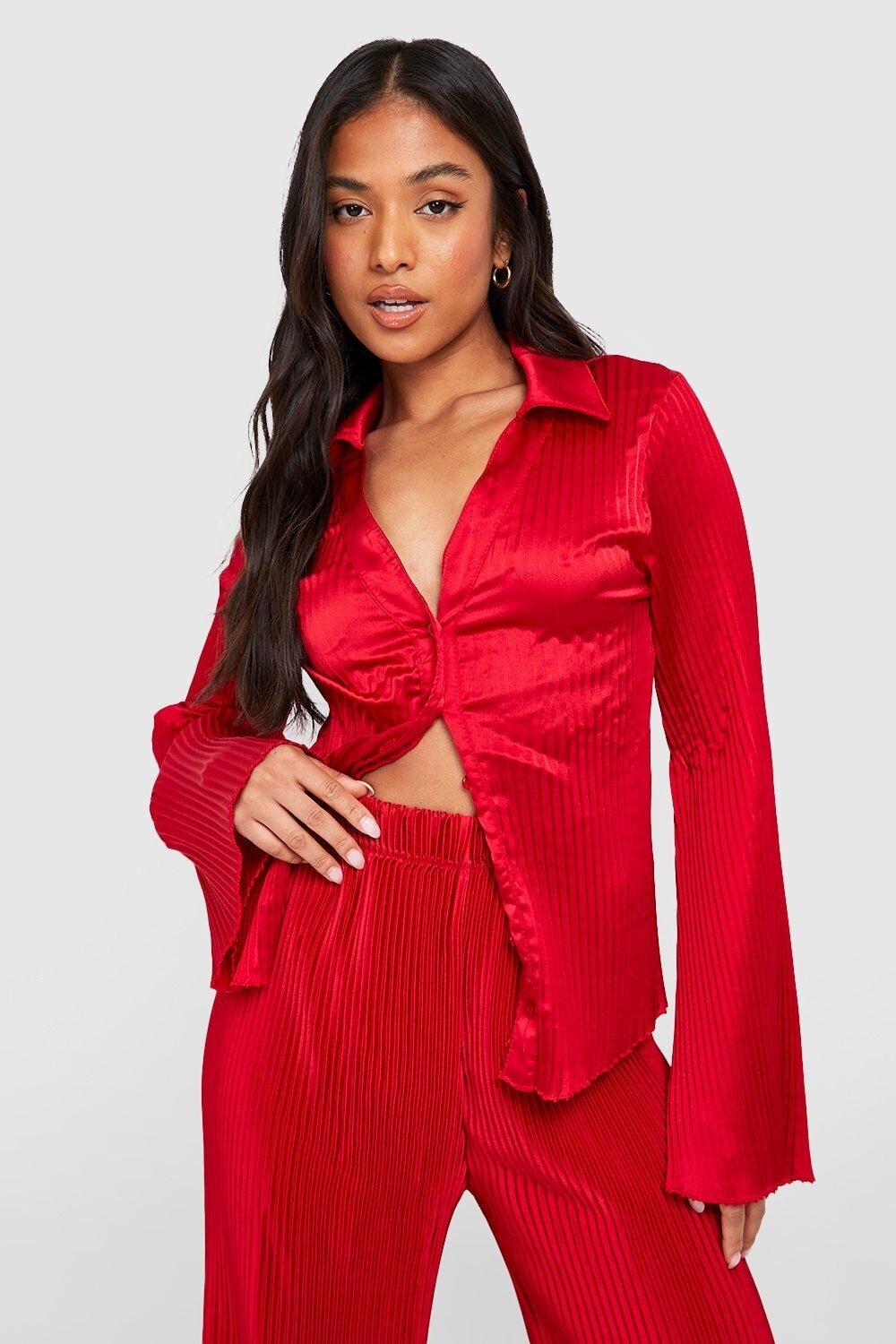 

Рубашка из атласного плисса с расширенными рукавами petite Boohoo, красный