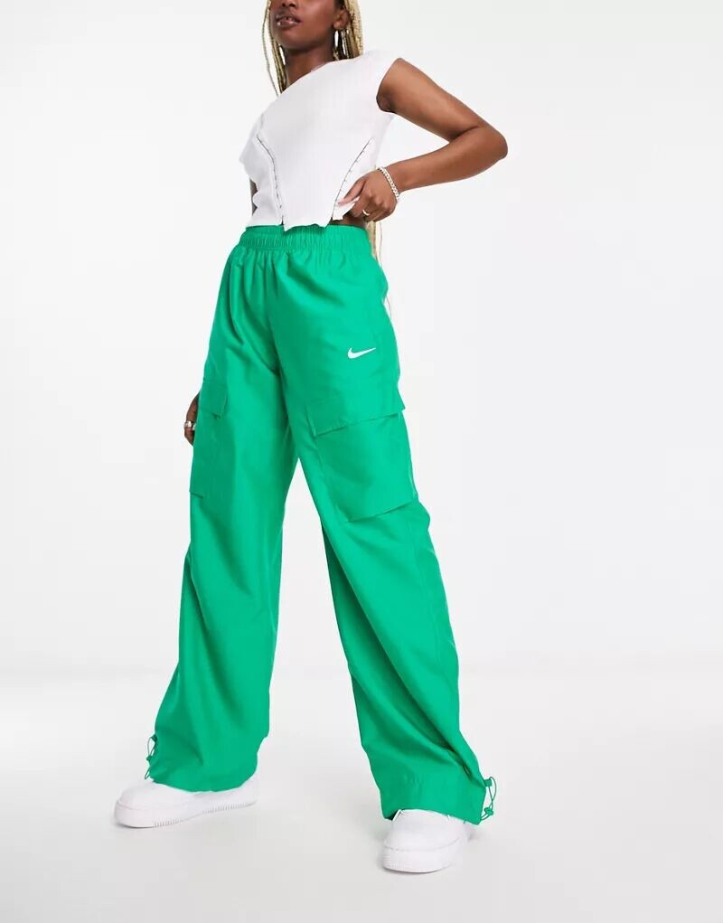 

Зеленые тканые брюки-карго Nike Trend