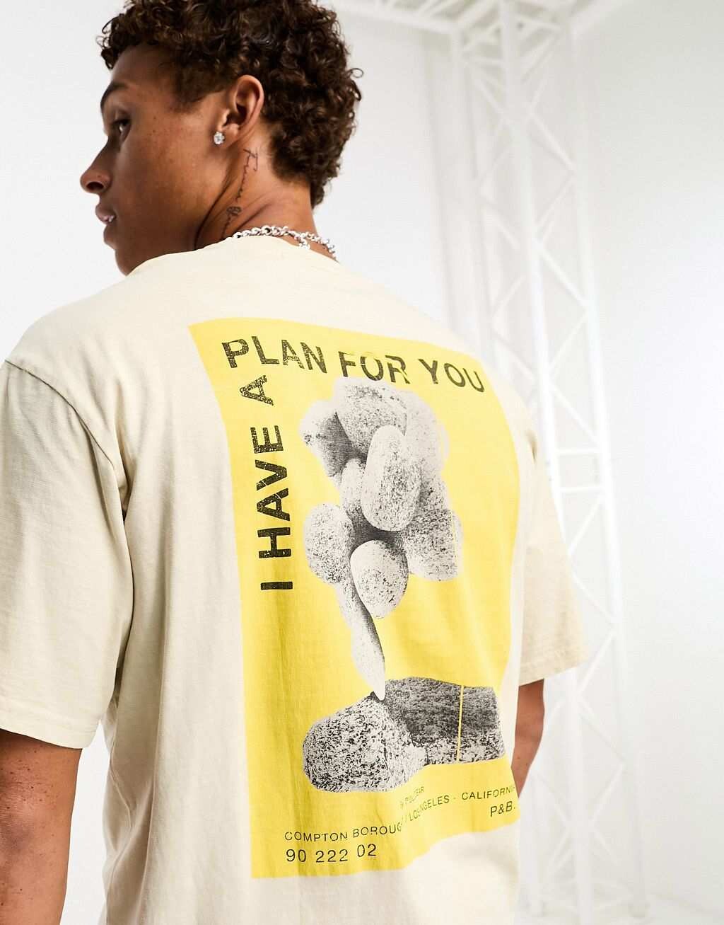 

Светло-серая футболка с принтом бетонных джунглей Pull&Bear, Серый