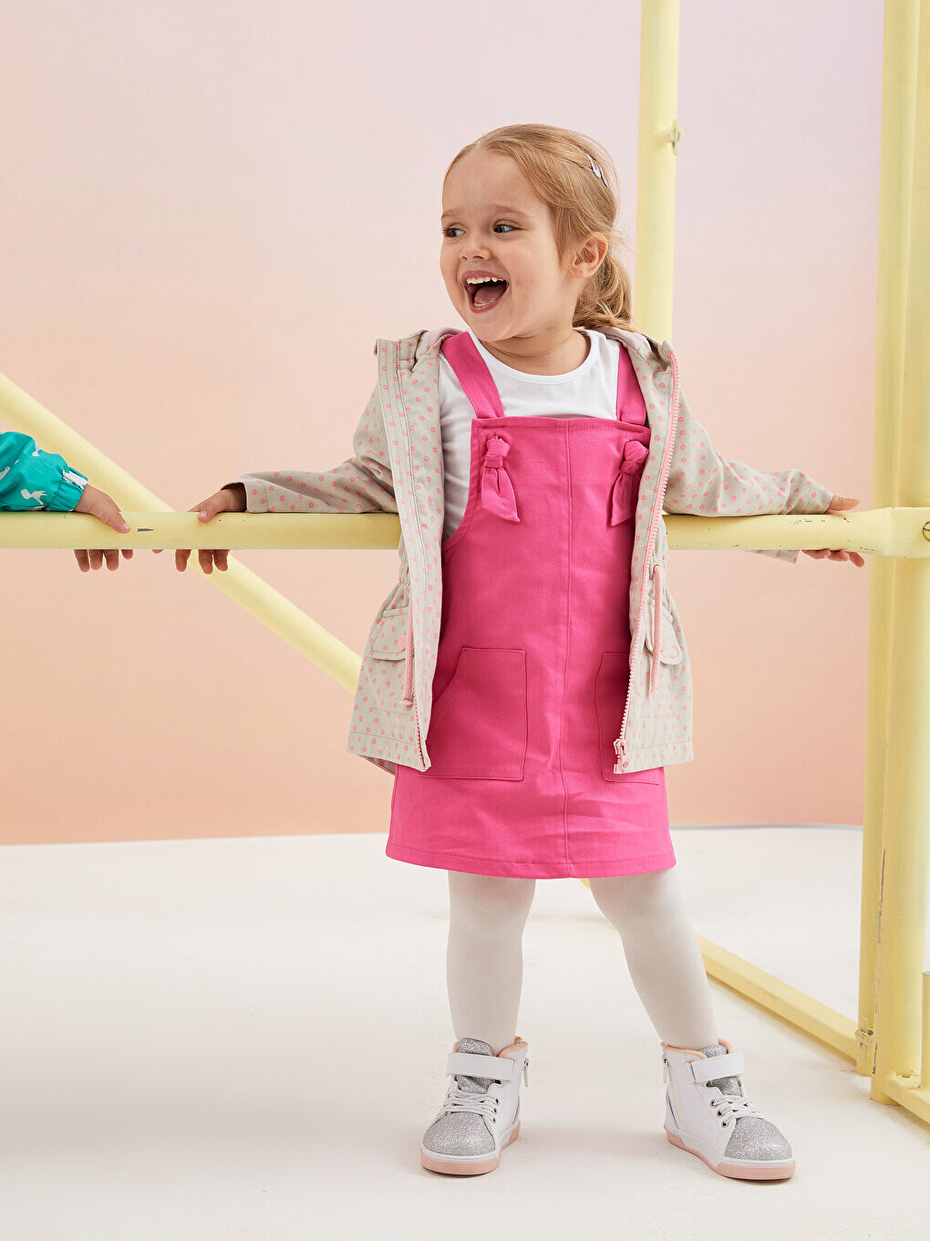 

Пальто для маленьких девочек с капюшоном и длинными рукавами LCW baby, серый с принтом