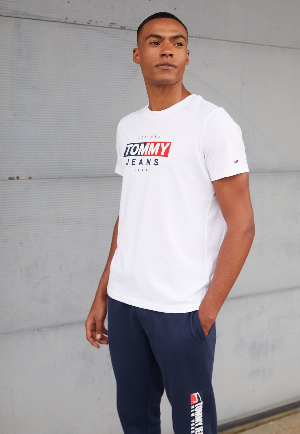 

Футболка с принтом Tommy Jeans, белый