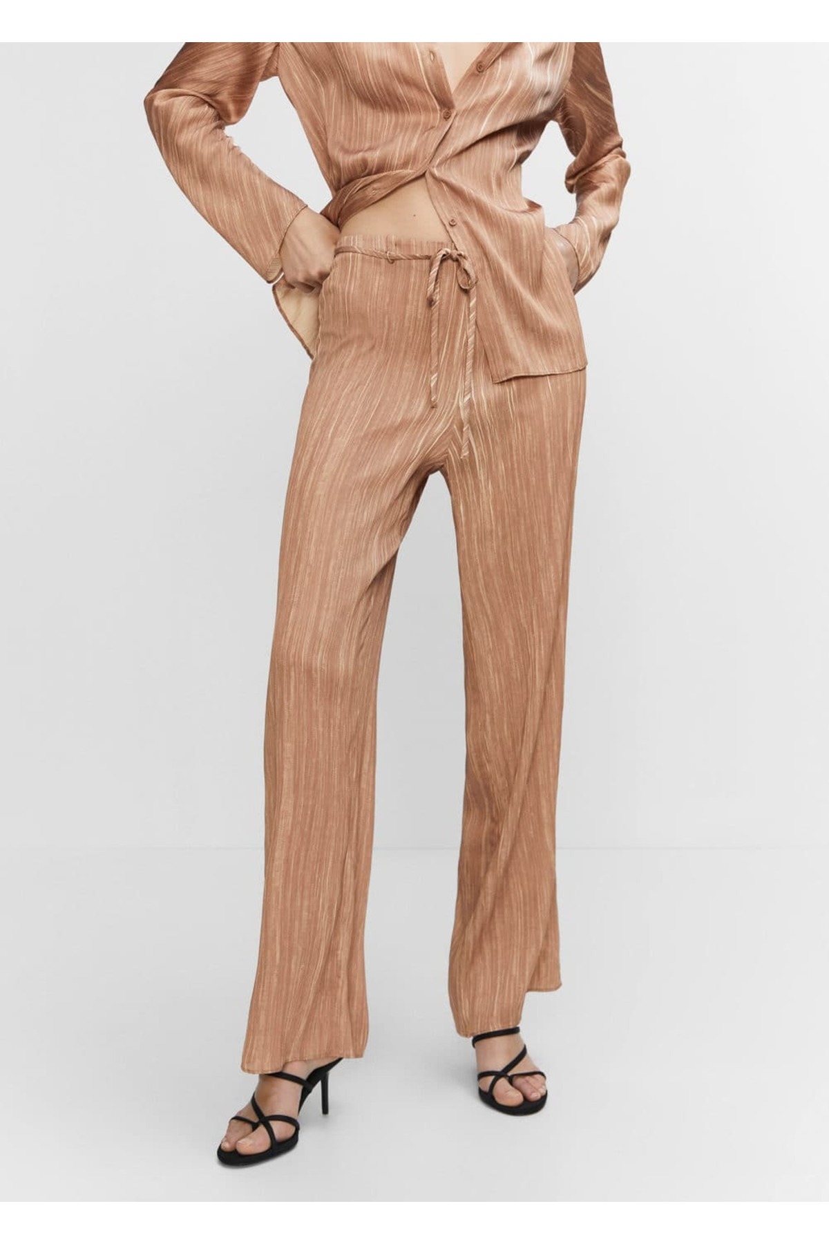 Атласные брюки со складками Mango, коричневый