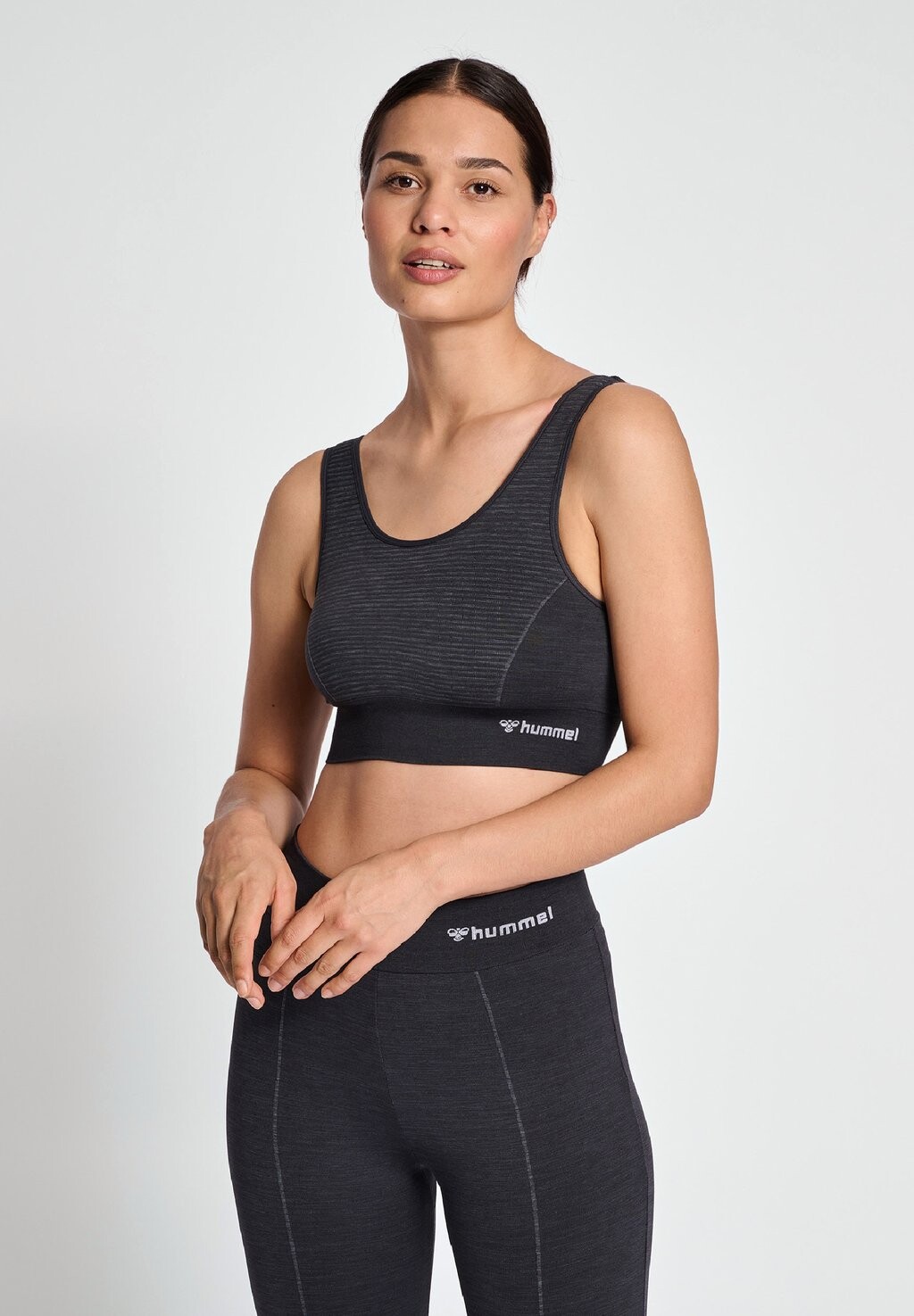 

Спортивный бюстгальтер со средней поддержкой. Hummel, черный