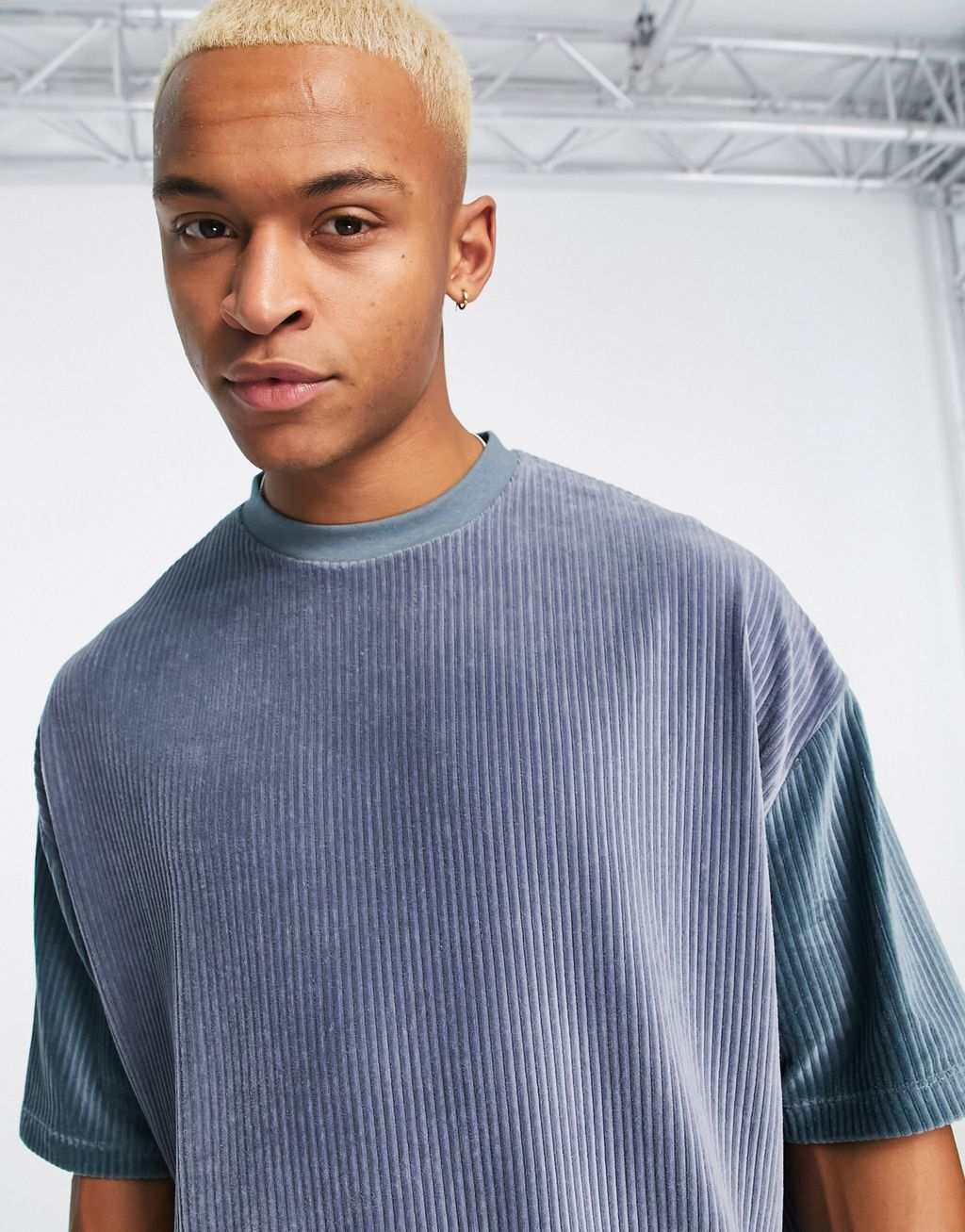 

Объемная футболка из синего велюра в рубчик ASOS DESIGN с контрастными рукавами