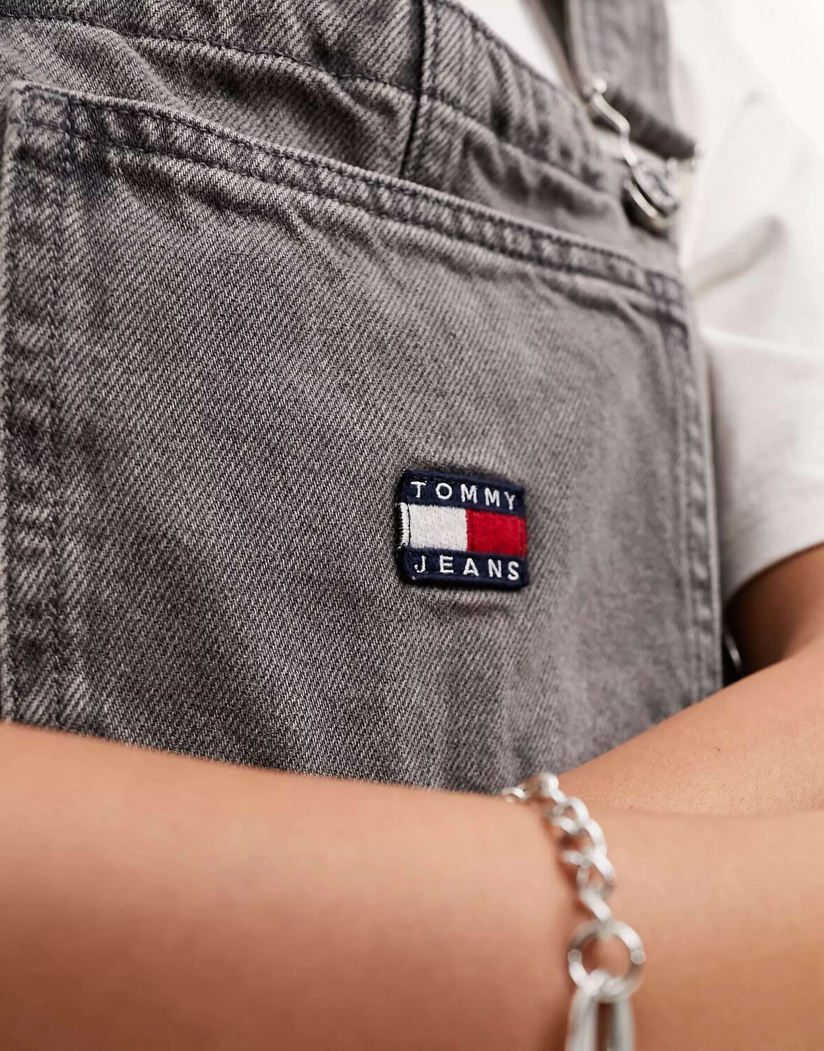 

Черное платье-сарафан с логотипом Tommy Jeans