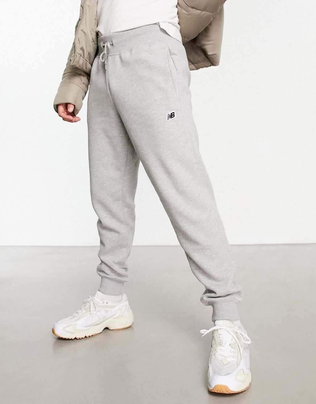 

Серые джоггеры с маленьким логотипом New Balance