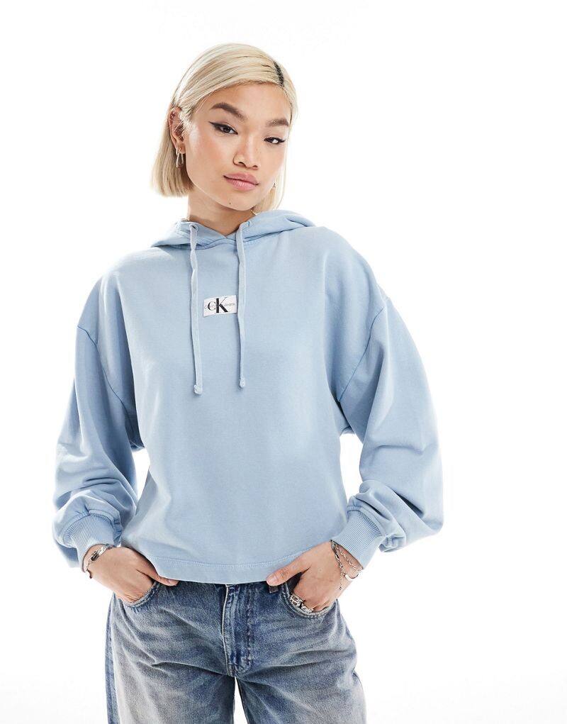 

Синий худи из стираной ткани с этикетками Calvin Klein