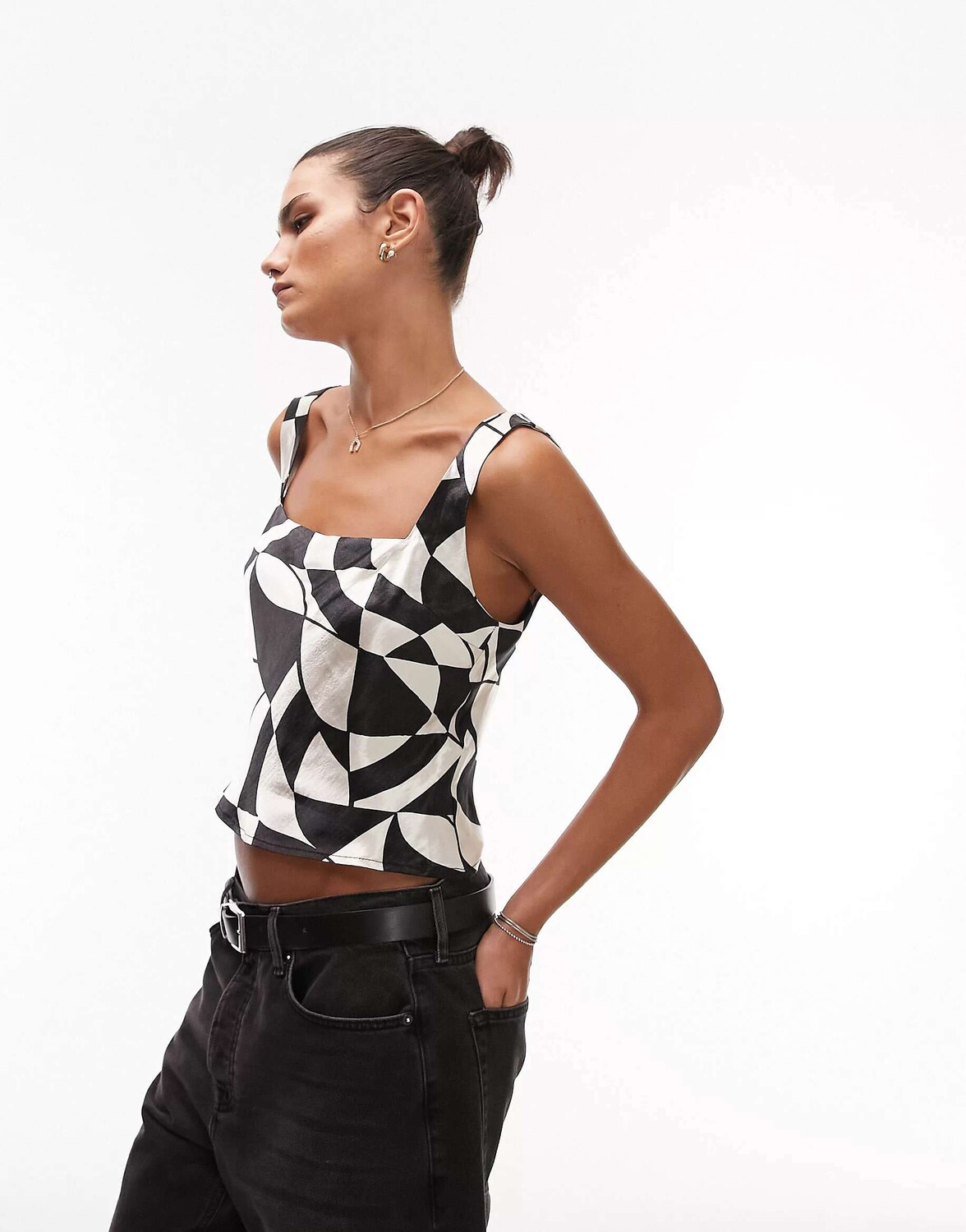 

Комфортная майка Topshop с квадратным вырезом и моно-геометрическим принтом