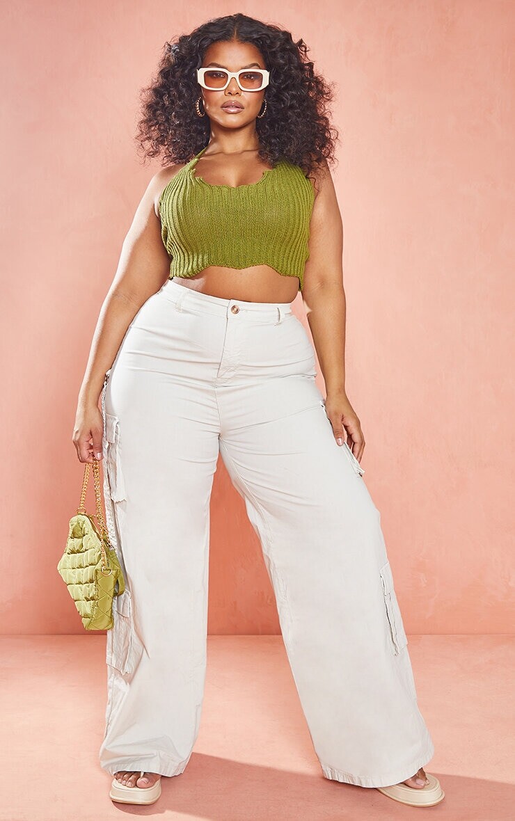 

PrettyLittleThing Укороченный вязаный топ цвета хаки с фестончатыми краями и бретелями