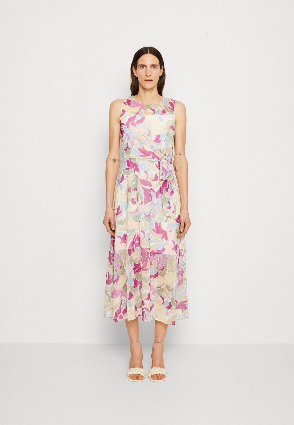 

Коктейльное платье Esprit