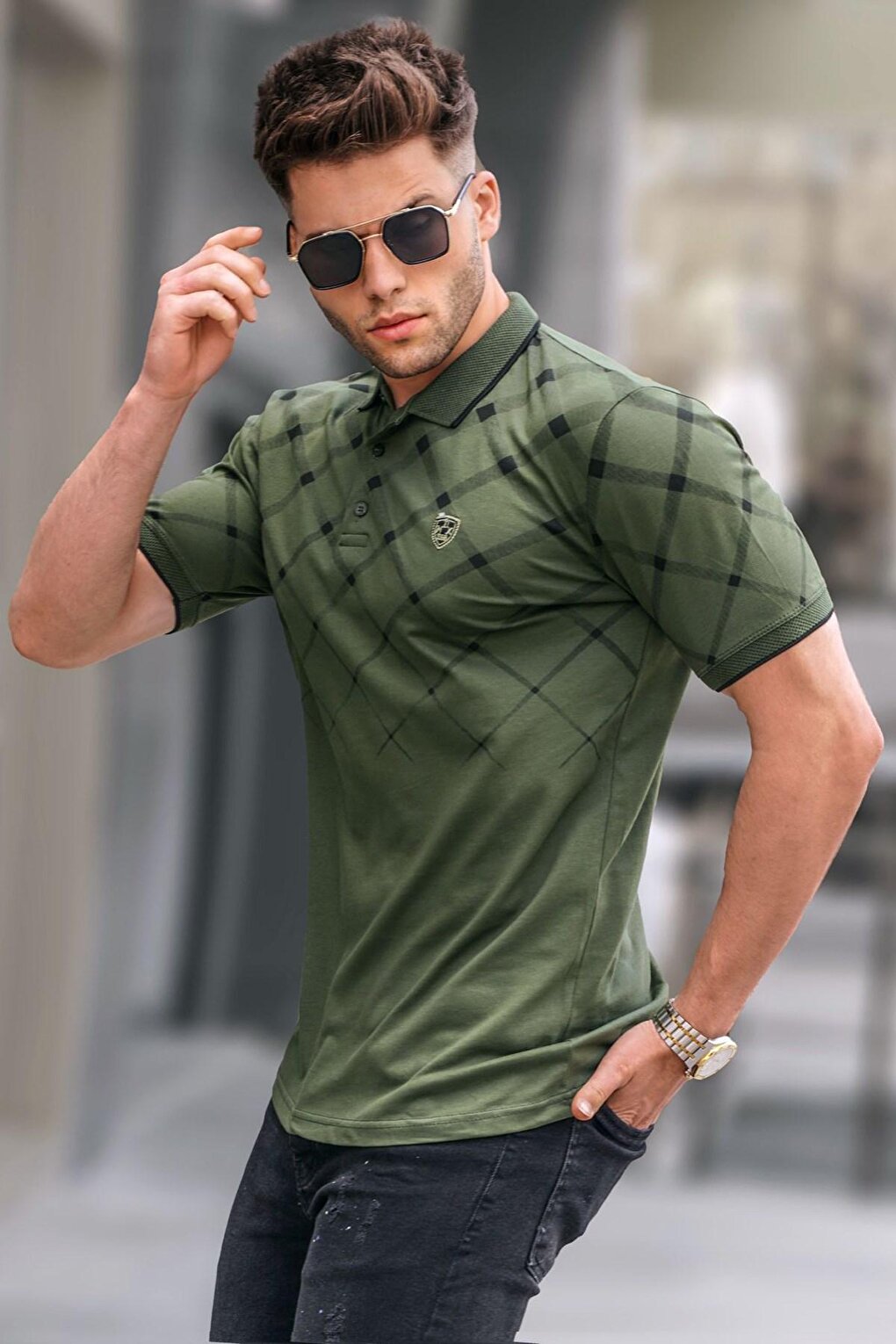 цена Зеленая мужская футболка цвета хаки с воротником-поло на пуговицах 5867 MADMEXT