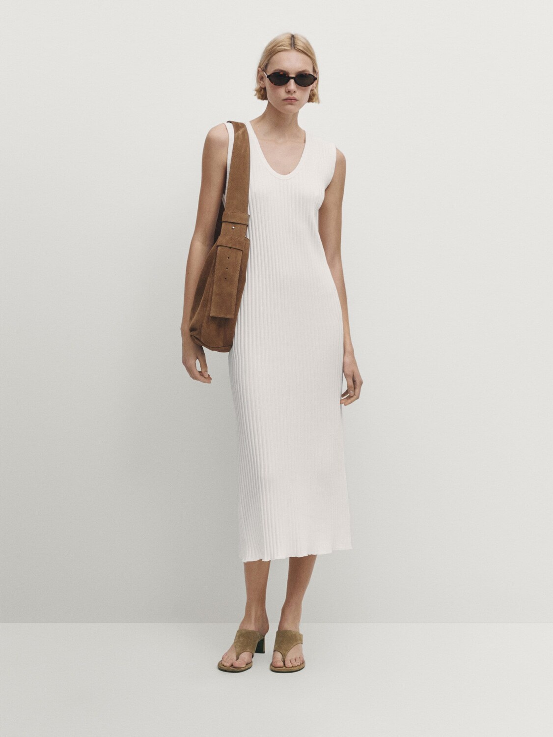 

Платье миди в рубчик с вырезом Massimo Dutti, бежевый