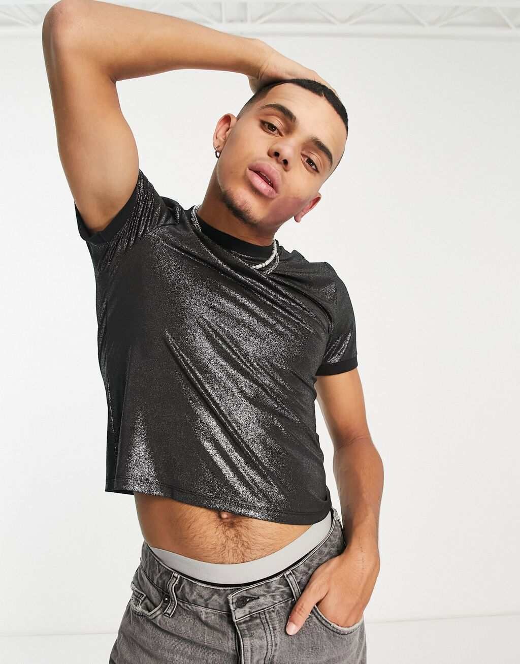 

Черная укороченная футболка с эффектом металлик ASOS DESIGN, Черный