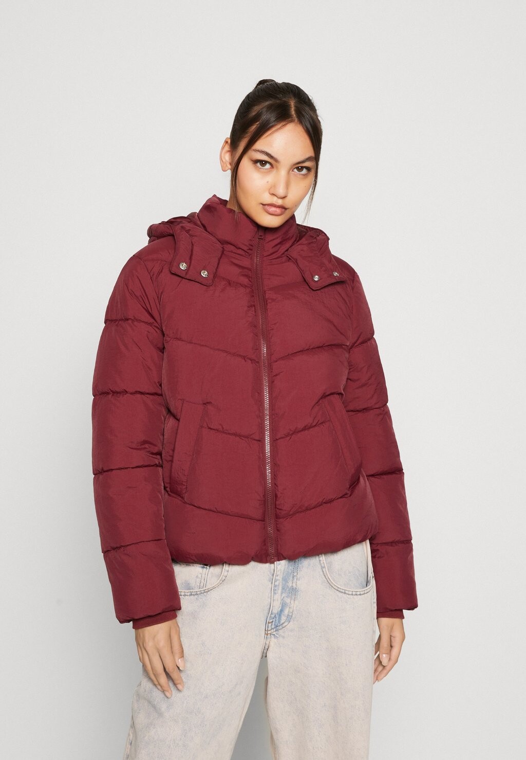 Зимняя куртка Pieces PCJAMILLA SHORT PUFFER JACKET, цвет tawny port толстовка на молнии tesero teens track fila цвет tawny port