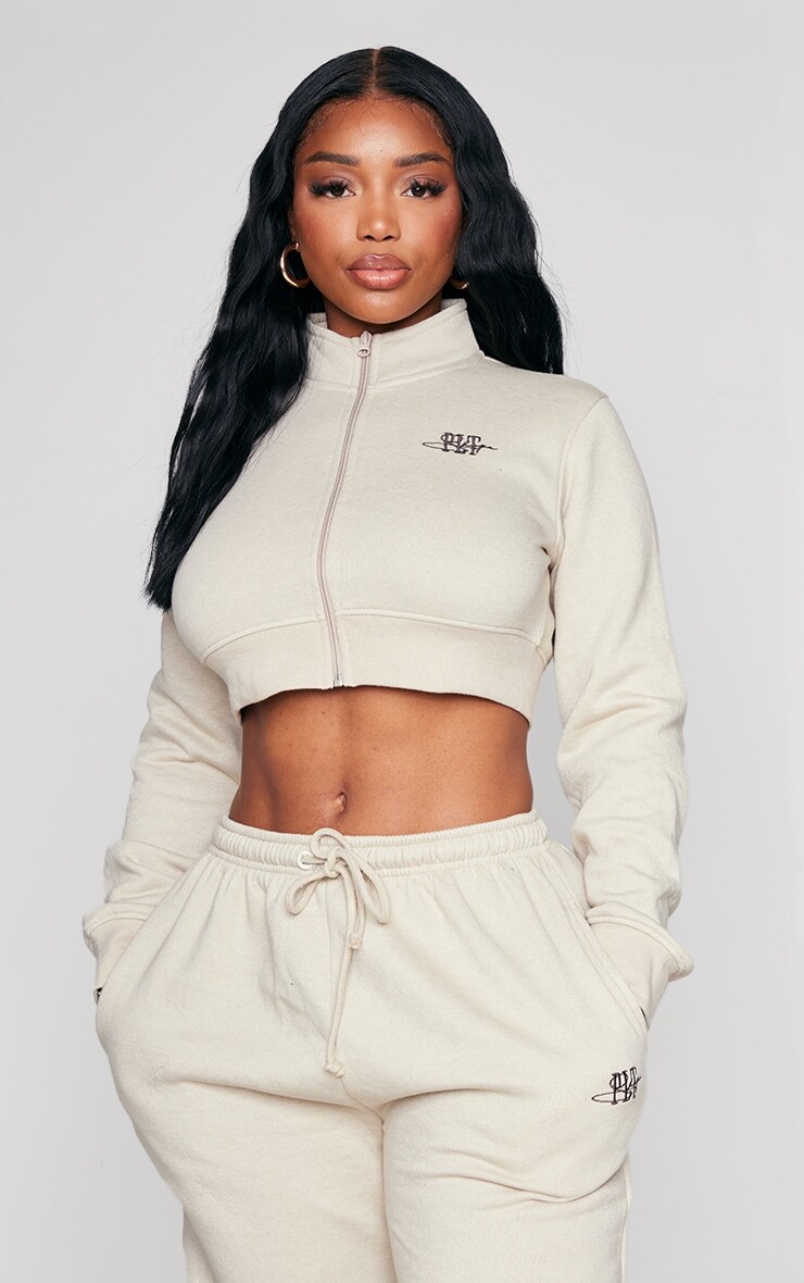 

PrettyLittleThing Shape Oatmeal Укороченный свитер на молнии с вышивкой