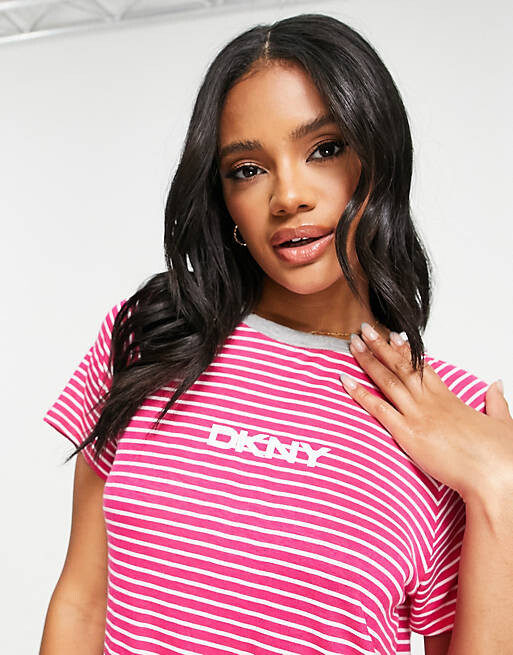 

Комплект из футболки и шорт в розовую полоску из джерси с логотипом DKNY