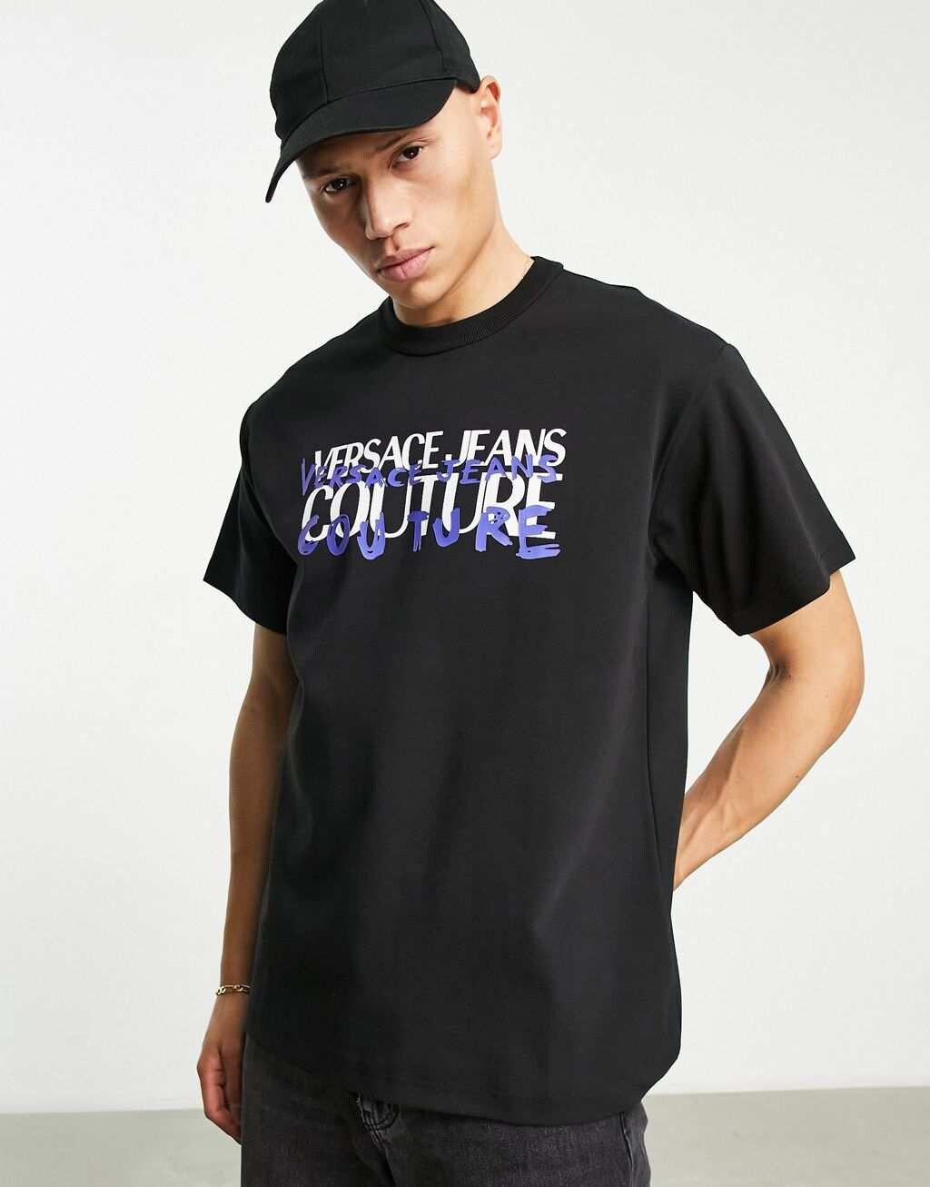 

Черная футболка с граффити Versace Jeans Couture