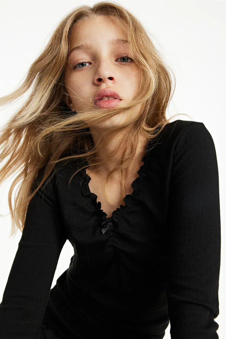Мятая трикотажная блузка H&M, черный мятая атласная блузка next черный