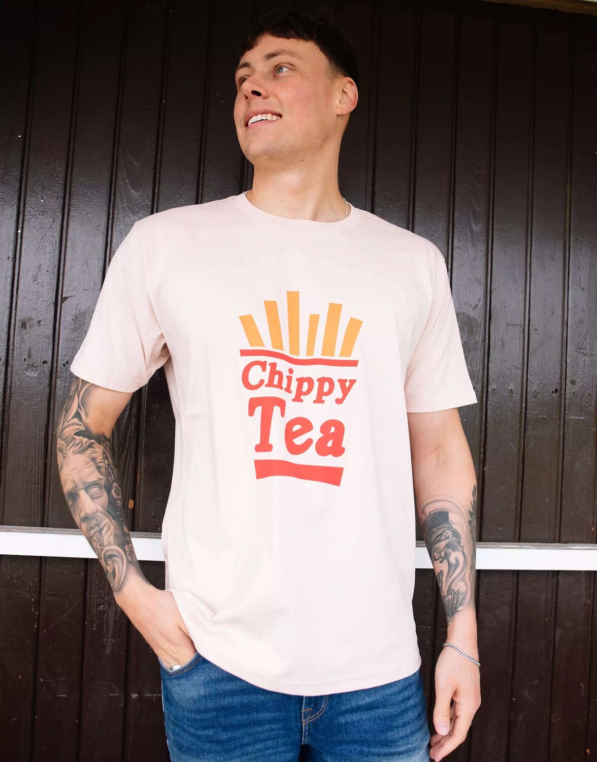 

Футболка унисекс персикового цвета с надписью Chippy Tea и чипсами Batch1