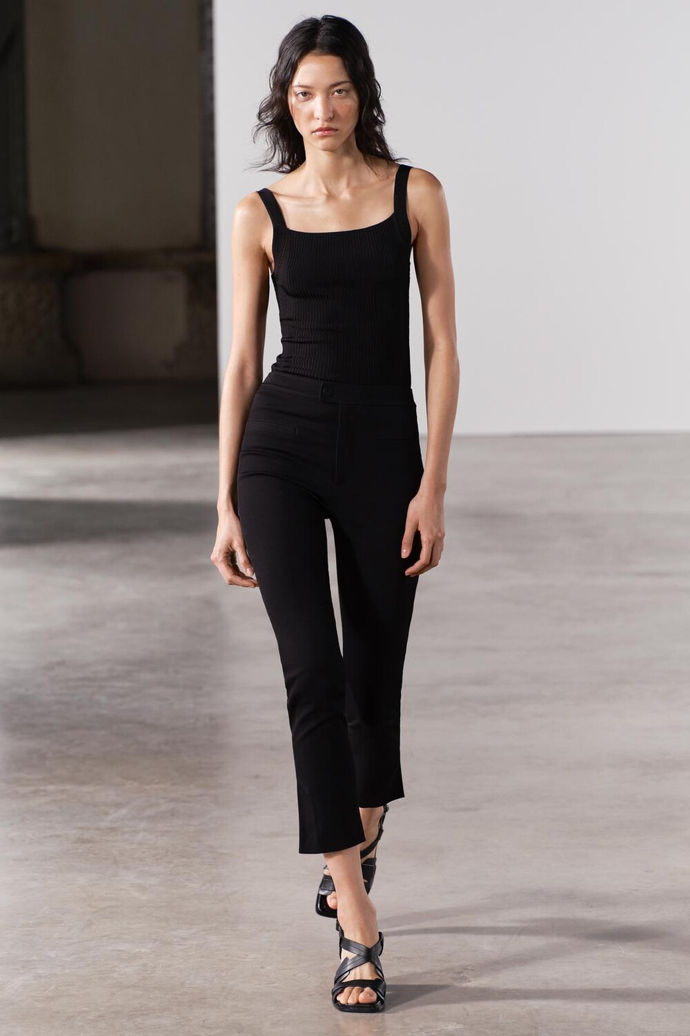 

Трикотажный топ с брязками ZARA, черный