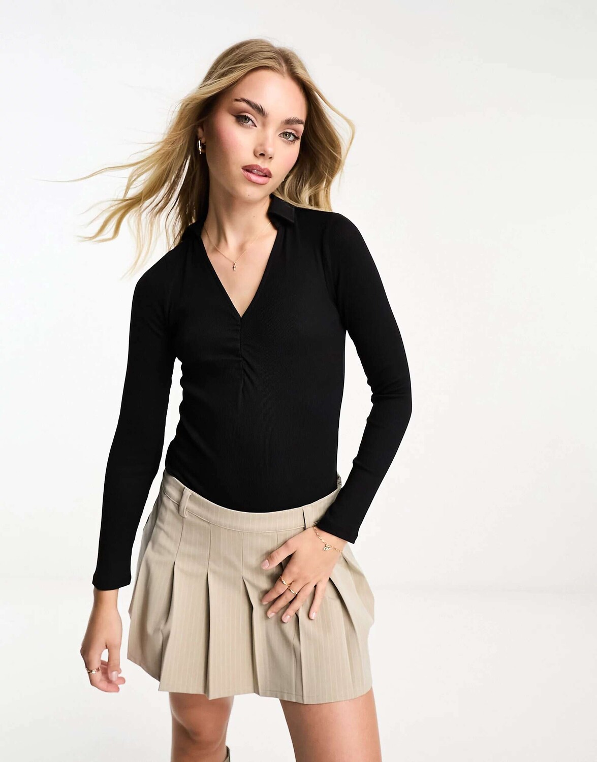 

Черное боди со сборками спереди и воротником New Look