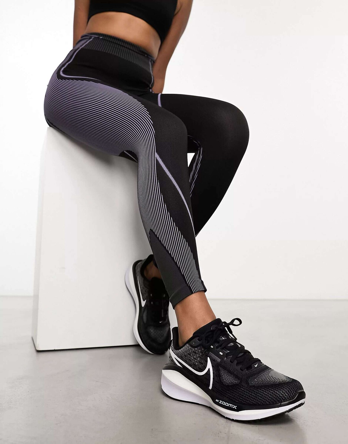 

Черно-белые кроссовки Nike Vomero 17, Черный