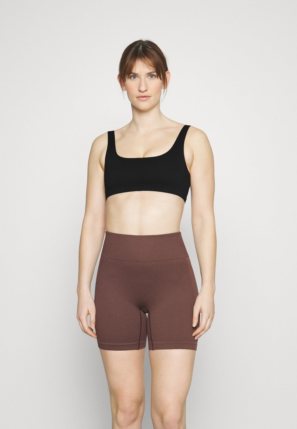 

Спортивный бюстгальтер с легкой поддержкой Cotton On