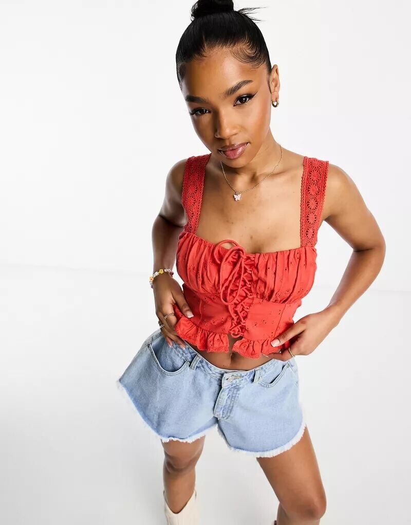

Красный топ на бретелях ASOS с английской вышивкой и шнуровкой спереди