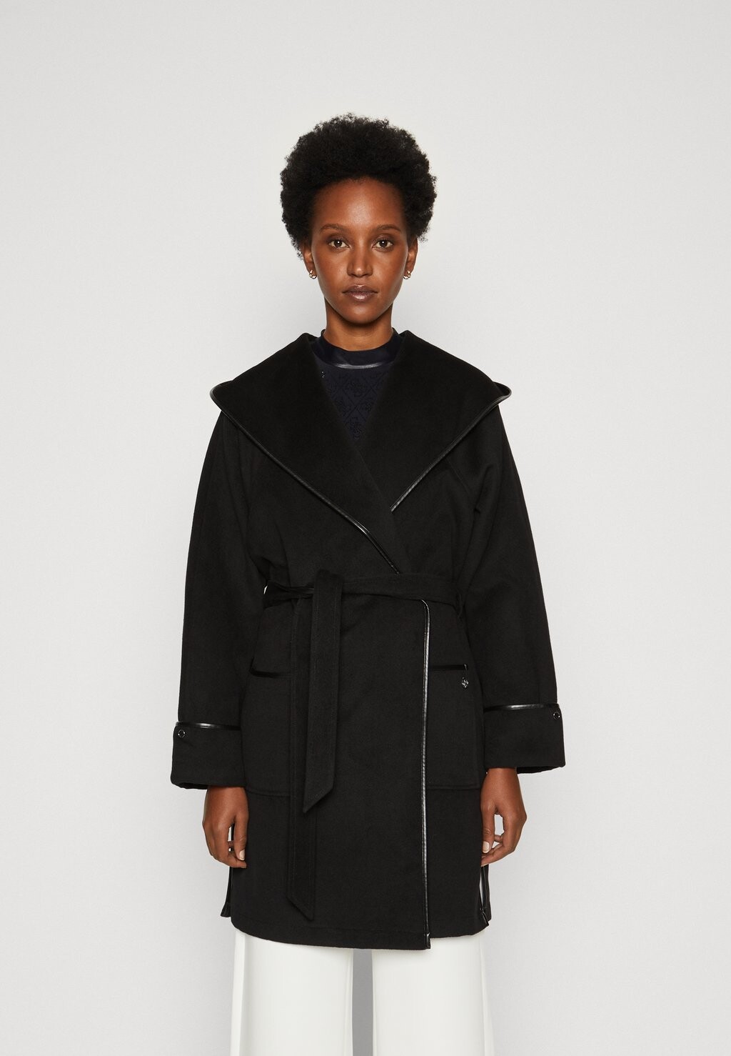 

Классическое пальто Guess ПАЛЬТО PENELOPE HOODED, цвет jet black