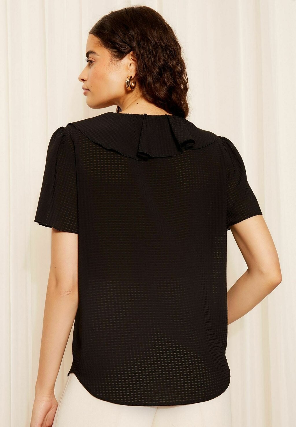 

Блуза RUFFLE FRONT PUFF SLEEVE-REGULAR FIT Friends Like These, черный