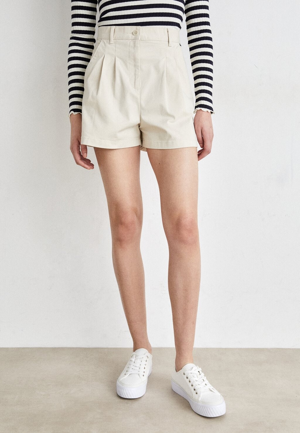 

Шорты Claire Pleated Tommy Jeans, цвет newsprint
