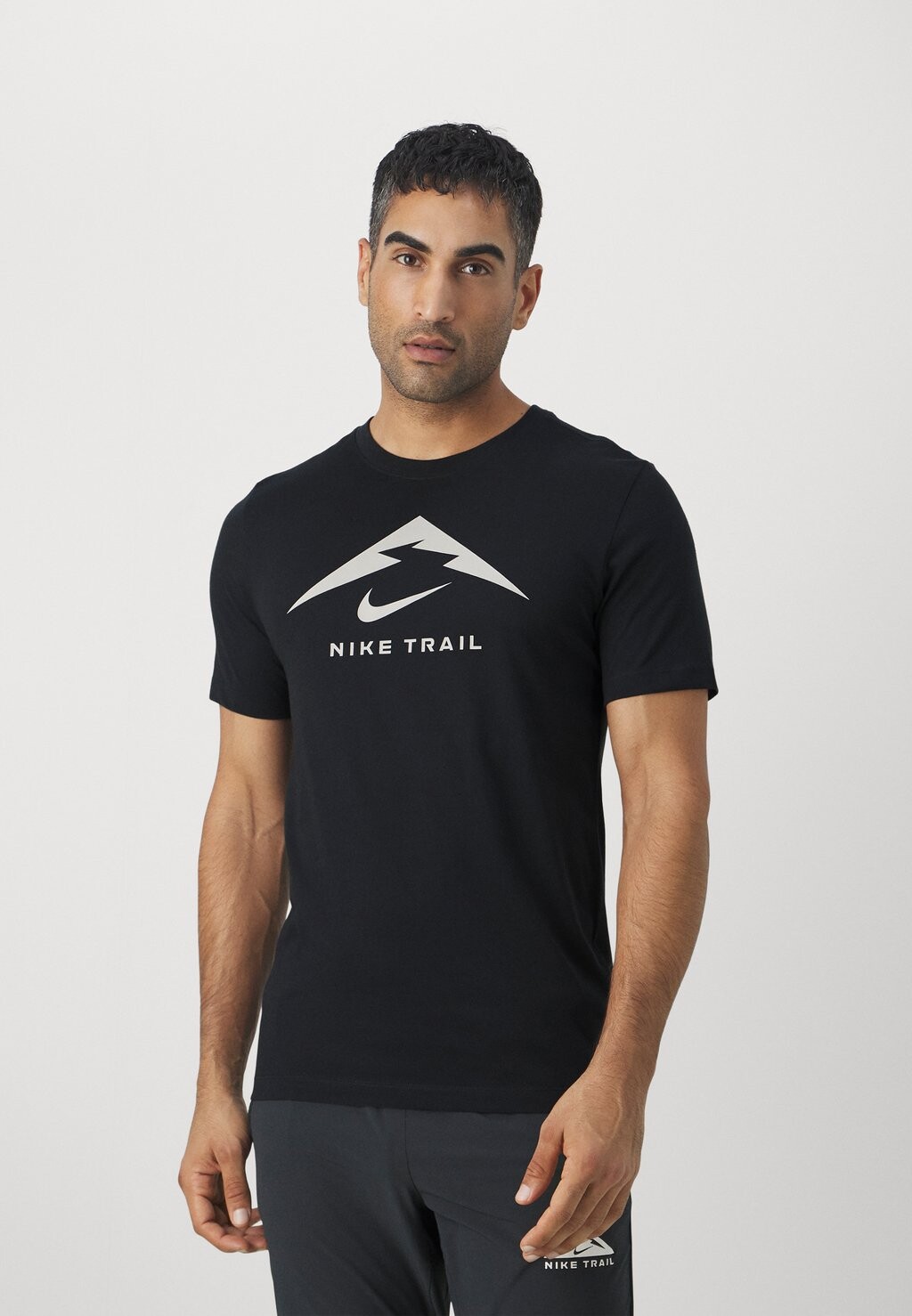 

Спортивная футболка Tee Trail Logo Nike, черный