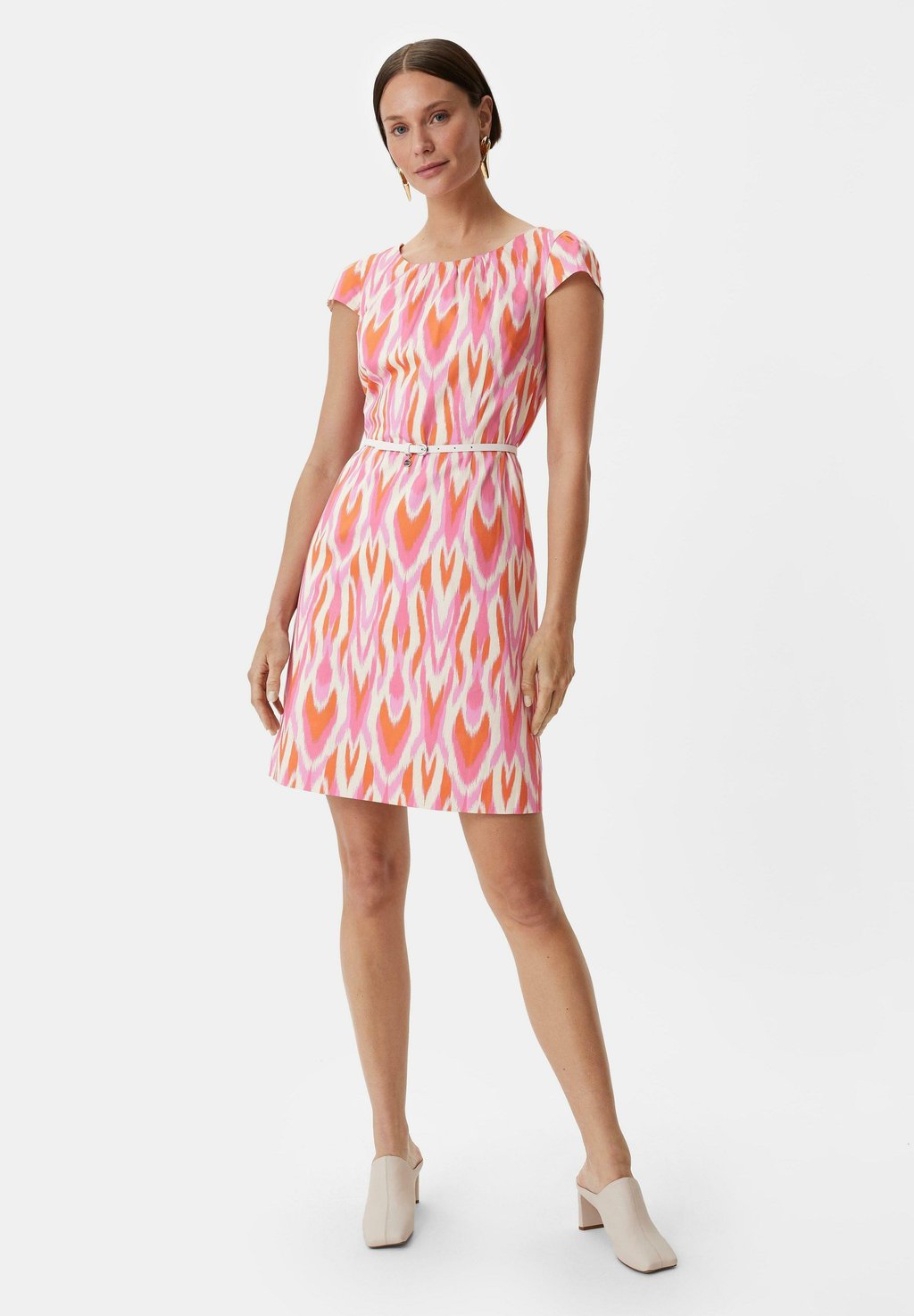 цена Повседневное платье MIT ALL-OVER-PRINT comma, цвет rosa