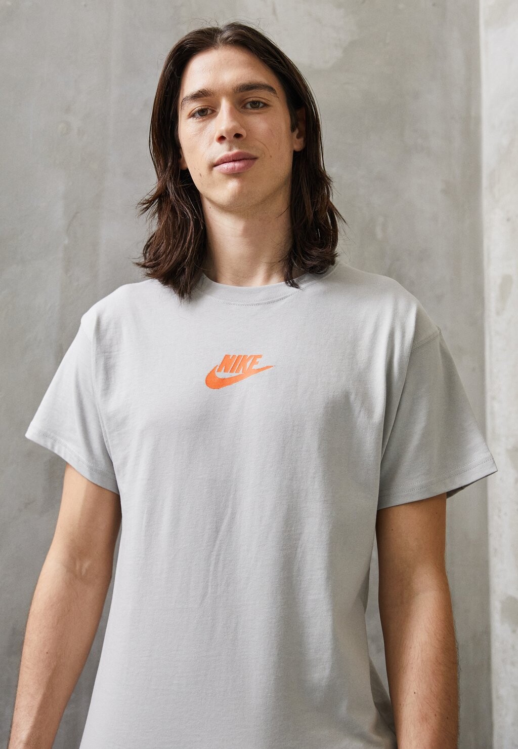 

Футболка с принтом Nike, серый