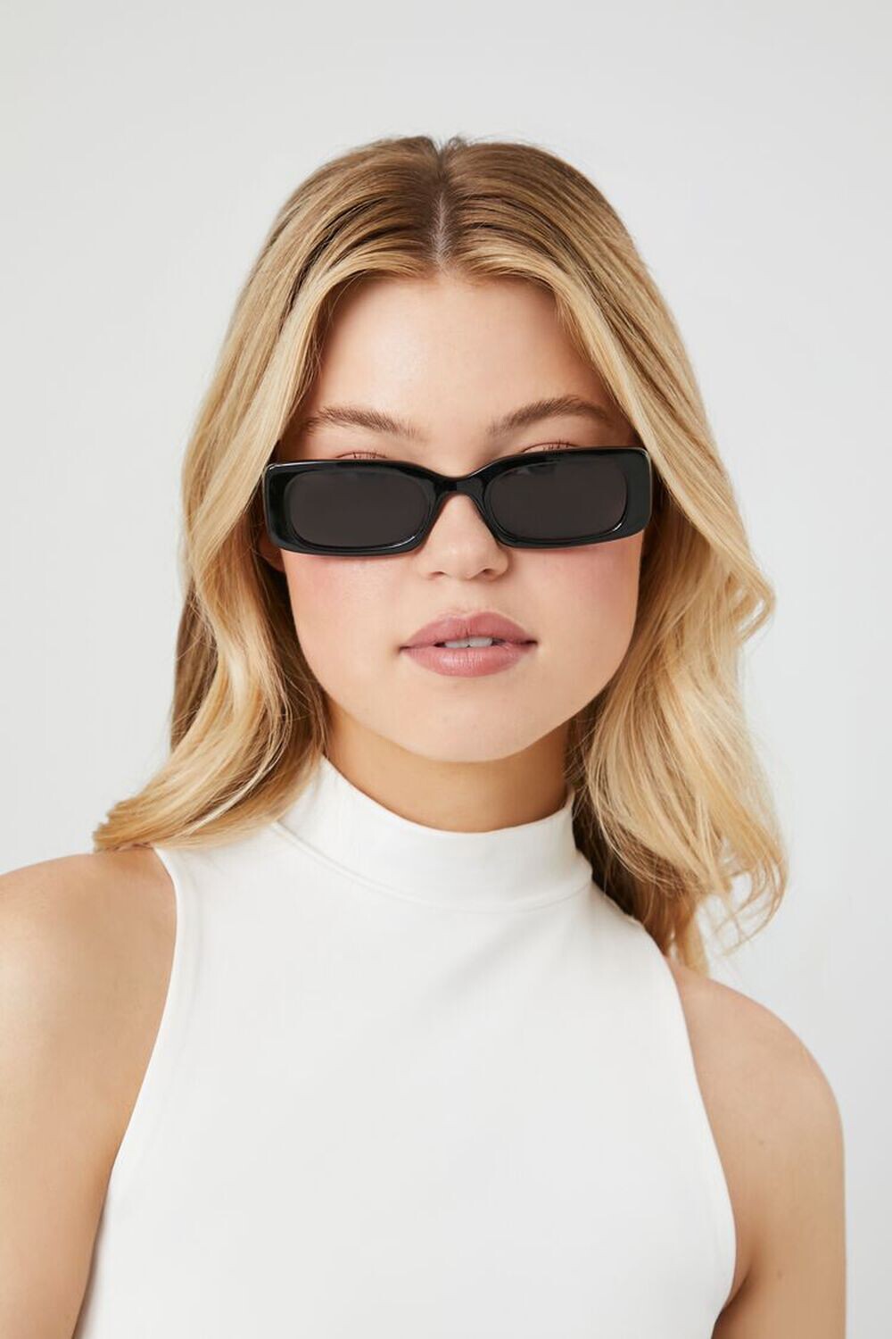 

Солнцезащитные очки в прямоугольной оправе Forever 21, черный