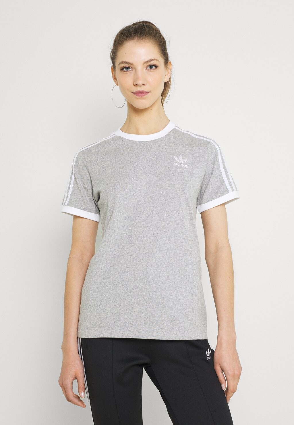 

Футболка с принтом adidas Originals, серый
